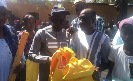 Remise de matériels et de kits Scolaires aux élèves de l'école Moussy Camara.